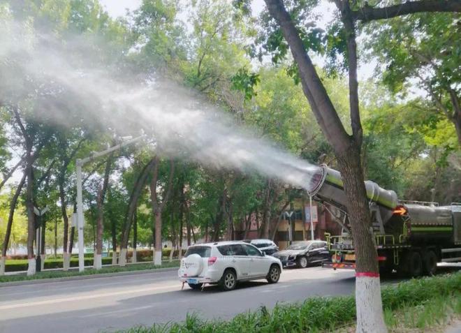 園林綠化養護中心“打藥除蟲”，筑牢夏季綠化健康防線